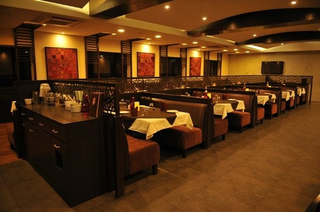 Illustration for article titled Love Butter Chicken? Visit these restaurants in Delhi